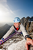 Junge Frau beim Klettern, Skywalk, Dachsteingebirge, Steiermark, Österreich