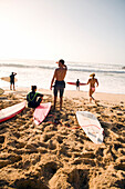 USA, Hawaii, surfers on beach at Waimea Bay