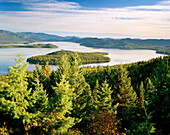 USA, Idaho, Priest Lake amid trees and mountains