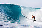INDONESIA, Mentawai Islands, Kandui Resort, man surfing on a wave at a break called Bankvaults