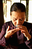 VIETNAM, Hue, Ms. Boi Tran performing a tea ceremony and ritual at her home