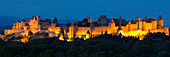 Dämmerung über der Festungsstadt Carcassonne auf einem Hügel über der Aude in Südfrankreich, Languedoc-Roussillon, Frankreich