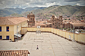 Blick über Sportplatz mit kleinem Mädchen auf Kathedralen und Plaza de Armas, Cusco, Cuzco, Peru, Anden, Südamerika