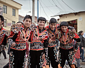 junge peruanische Männer in traditioneller Kleidung während einer Prozession in Cusco, Cuzco, Peru, Anden, Südamerika