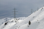 Überlandleitung über Stuben am Arlberg, Winter in Vorarlberg, Österreich