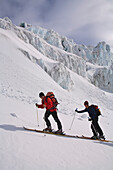 Skifahrer im Aufstieg zum Hohwänggletscher, Zermatt, Kanton Wallis, Schweiz