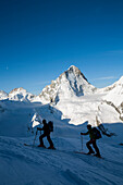 Zwei Skifahrer im Aufstieg, Durandgletscher und Dent Blanche im Hintergrund, Val d Anniviers, Kanton Wallis, Schweiz
