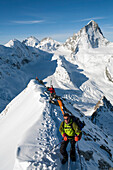 Skifaher beim Aufstieg zum Blanc de Moming, Durandgletscher und Dent Blanche im Hintergrund, Val d Anniviers, Kanton Wallis, Schweiz