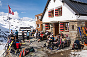 Skifahrer rasten vor der Turtmannhütte, Turtmanntal, Kanton Wallis, Schweiz