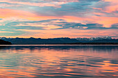 Blick über Starnberger See auf Alpen in der Abenddämmerung, Bayern, Deutschland