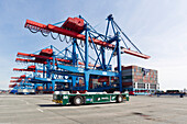 Containertransportfahrzeug AGV auf dem Container Terminal Altenwerder in Hamburg, Deutschland