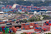 Containerschiff biegt in den Köhlbrand ein, Hamburg, Deutschland