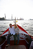Paar auf einem Schiff, Hamburger Hafen, Hamburg, Deutschland