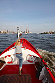 Frau auf einem Boot, Hamburger Hafen, Hamburg, Deutschland