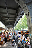 Marktstände auf dem Wochenmarkt der Isestraße, Eppendorf, unter S-Bahn Linie, Hamburg, Deutschland