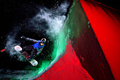 Snowboarder springt an einer Schanze, Rosenheim, Oberbayern, Bayern, Deutschland
