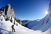 Frau auf Skitour steigt zu Risserkogel auf, Blankenstein im Hintergrund, Bayerische Alpen, Oberbayern, Bayern, Deutschland
