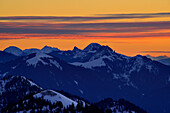 Blick vom Jochberg auf Rotwand, Blankenstein, Risserkogel, Rossstein und Buchstein im Morgenrot, Jochberg, Bayerische Alpen, Oberbayern, Bayern, Deutschland