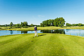 Golfspieler beim Abschlag, Winsen, Schleswig-Holstein, Deutschland