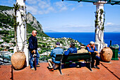 Männer sitzen auf einer Bank, Piazzetta, Capri, Kampanien, Italien