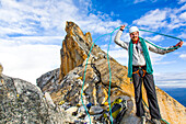 Mann nimmt Kletterseil auf L'Esfinge-Gipfel, Paron Tal, Caraz, Huaraz, Ancash, Cordillera Blanca, Peru