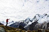 Mann zeigt auf das Huandoy Massiv, Pisco, Chacraraju und Pyramid im Hintergrund, Paron Tal, Caraz, Huaraz, Ancash, Cordillera Blanca, Peru