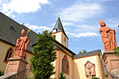 Bischofsstatuen an der Kirchtreppe der St.-Martins-Kirche, Altstadt von Bad Orb, Spessart, Hessen, Deutschland