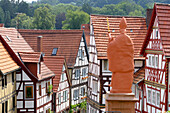 Bischofsstatue an der Kirchtreppe der St.-Martins-Kirche und Blick in die Kirchgasse, Altstadt von Bad Orb, Spessart, Hessen, Deutschland
