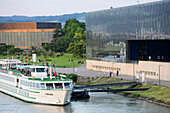 Donauschiff ankert vor dem Lentos Kunstmuseum für moderne und zeitgenössische Kunst, im Hintergrund das Brucknerhaus, Linz, Oberösterreich, Österreich