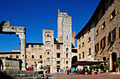 Piazza della Cisterna, San Gimignano, Toskana, Italien