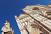 Fassade der Basilika Santa Croce, auch bekannt als Pantheon von Florenz und die Statue von Dante Alighieri, Florenz, Toskana, Italien