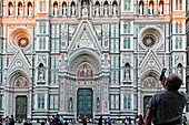 Touristen vor der Domfassade, Kathedrale Santa Maria del Fiore, Florenz, Toskana, Italien
