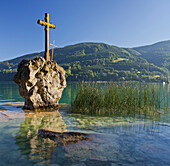 Cross on a rock, Lake Mondsee with Hoeblingkogel, Salzkammergut, Salzburg Land, Austria