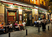Spain, Andalusia, Seville, Barrio de Santa Cruz, nightlife, restaurant
