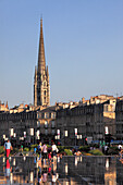 France, Aquitaine, Bordeaux, Quai de la Douane, fountain, people