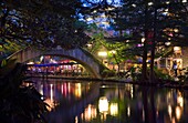 FOOTBRIDGE OUTDOOR CAFES RESTAURANTS RIVER WALK DOWNTOWN SAN ANTONIO TEXAS USA