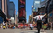 SIDEWALK STREET PERFORMANCE PEDESTRIAN PLAZA TIMES SQUARE MIDTOWN MANHATTAN NEW YORK CITY USA