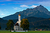 Die Kirche St. Coloman in Schwangau mit dem Branderschrofen im Hintergrund, Schwangau, Oberbayern, Bayern, Deutschland