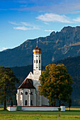 Die Kirche St. Coloman in Schwangau mit dem Branderschrofen im Hintergrund, Schwangau, Oberbayern, Bayern, Deutschland