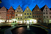 Der Hauptplatz in der Altstadt bei Nacht, Landsberg am Lech, Oberbayern, Bayern, Deutschland