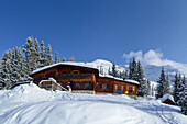Panorama with snow-covered hut Pleisenhuette, Pleisenhuette, Pleisenspitze, Karwendel range, Tyrol, Austria