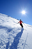 Skifahrerin fährt ab, Birnhorn, Leoganger Steinberge, Salzburg, Österreich