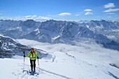 Frau auf Skitour steigt zur Pleisenspitze auf, Karwendel, Tirol, Österreich