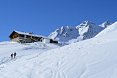 Zwei Tourenskigeherinnen steigen zur Pforzheimer Hütte auf, Sellrain, Stubaier Alpen, Tirol, Österreich
