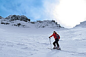 Skitourengeherin steigt zur Hocheisspitze, auf, Berchtesgadener Alpen, Oberbayern, Bayern, Deutschland