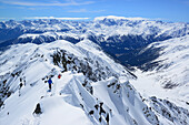 Zwei Bergsteiger steigen über Gipfelgrat vom Piz Sesvenna ab, Ortler im Hintergrund, Piz Sesvenna, Sesvennagruppe, Engadin, Graubünden, Schweiz