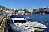 Motorboote liegen im Hafen von Bergen, Bryggen, UNESCO Weltkulturerbe Bryggen, Bergen, Hordaland, Norwegen