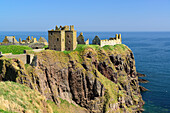 Dunnottar Castle steht auf Klippe über dem Meer, Dunnottar Castle, Aberdeenshire, Schottland, Großbritannien, Vereinigtes Königreich