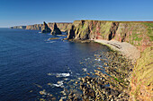 Felstürme stehen im Meer, Küste von Duncansby, Duncansby Stacks, Duncansby, Schottland, Großbritannien, Vereinigtes Königreich