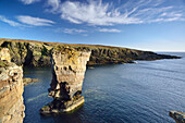 Steinsäule Castle of Yesnaby steht im Meer, Castle of Yesnaby, Orkney Inseln, Schottland, Großbritannien, Vereinigtes Königreich